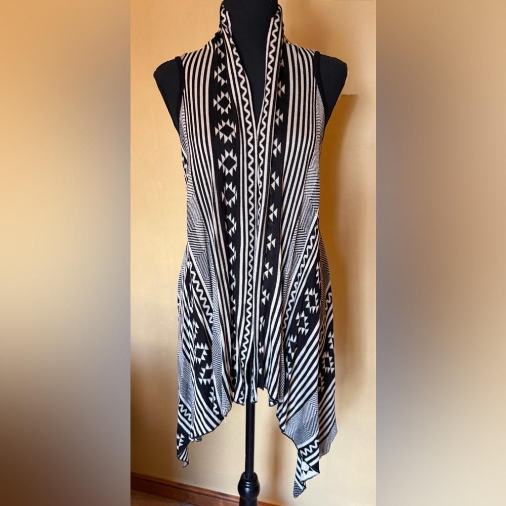 Roommates Black and White Geometric Knit